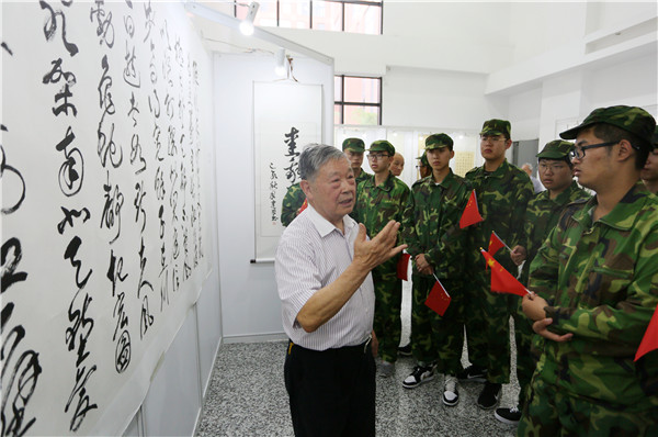 孙信德教授为87365最快检测中心学生现场讲授书法知识（高锋摄）.jpg